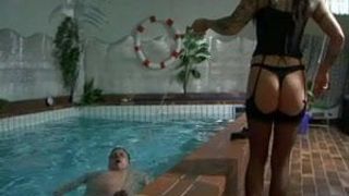 Keizerin wreed ballbusting in het zwembad