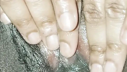 Mit dem dildo ihre muschi streicheln!