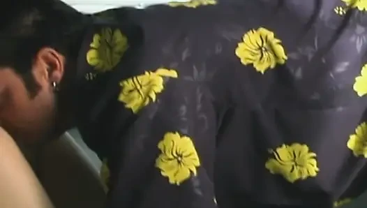 Cewek semok rambut pirang ini dientot habis-habisan di sofa
