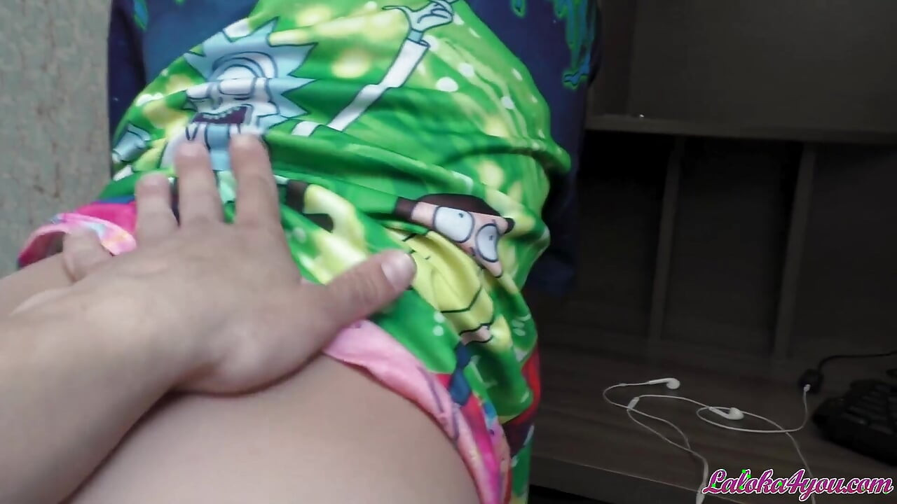 Namorado distraído de Rick e Morty para a foda apaixonada