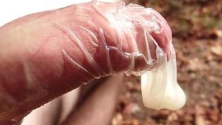 Du sperme dans un préservatif sur un banc public