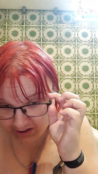 Krava muzara ponovno se oprala uživo na Cam4.