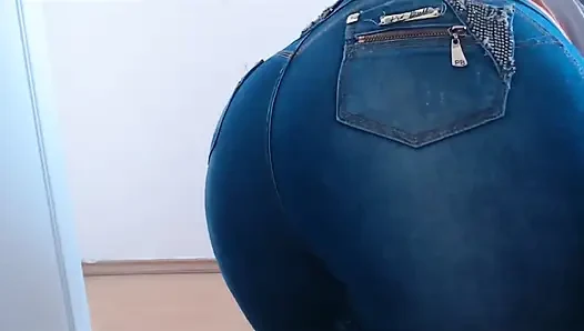 Ihre möpse und ihren arsch in jeans und frechen shorts zu zeigen
