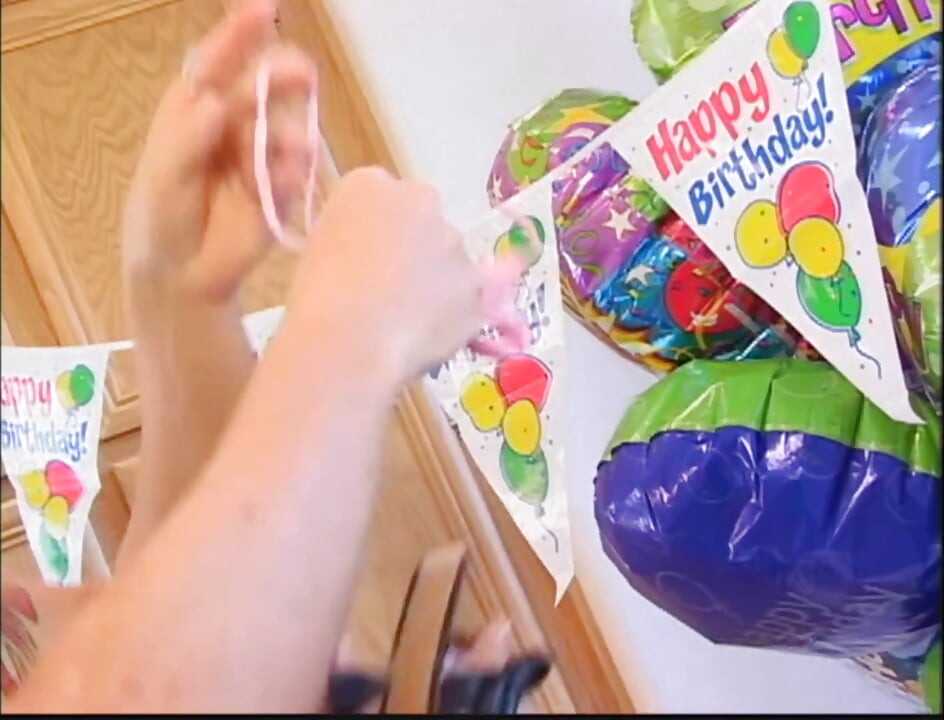 Azijska tinejdžerka proba dildo, ali preferira pravi kurac