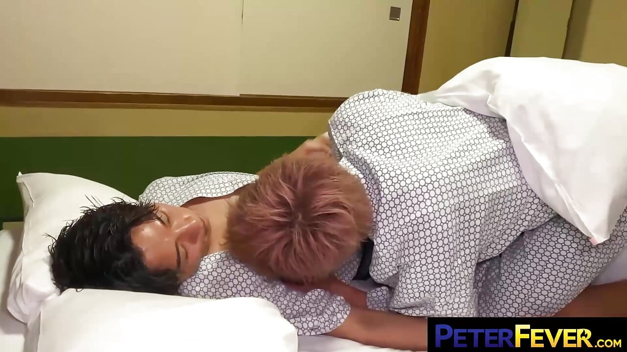 PETERFEVER Toyosuke geme em felicidade enquanto Zen empurra dick mais dentro de sua bunda
