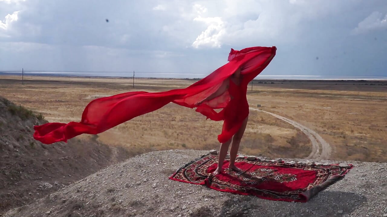 Lal jhnde ke sath pahari ke shirsh par