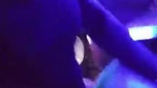 Une latina dévergondée prend une bite au club pendant que son copain dans la salle de bain