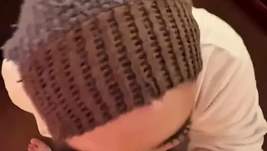 Ich lasse diesen cuck im käfig zu und schau mir beim lutschen zu