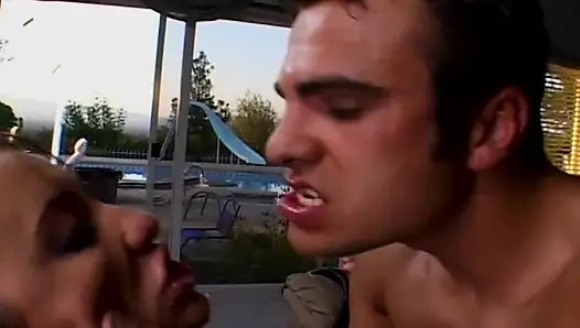 Mükemmel kızlar sert anal üçlü seks yapıyor