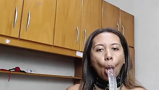 Großer dildo und kleine muschi, perfekte kombination