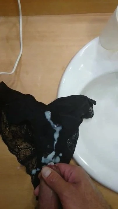 Gicle dans une culotte de ma femme