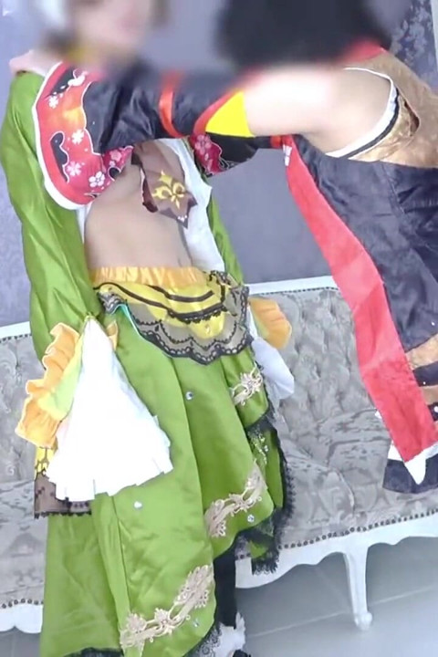 Cosplay yetişkin kadın iki partnerle üçlü seks grup sahnesi