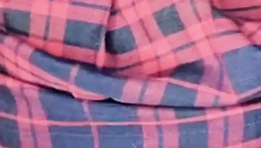 Das kleine Schulmädchen fickt Daddys besten Freund, um sich an ihm zu rächen.