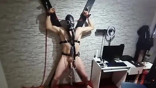 Reifer devoter mann, gefesselt und tropfen in intensiver bondage