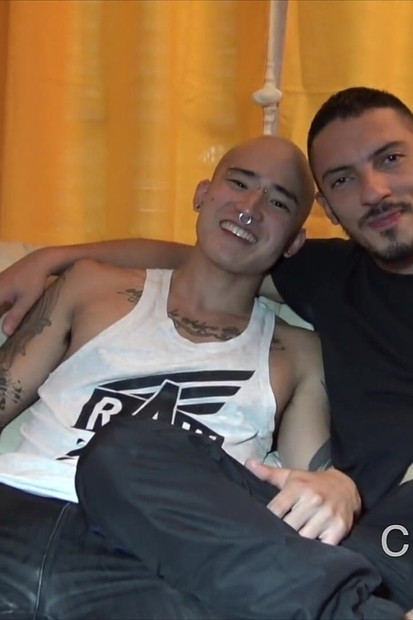 若いアジア人がパリのパランバッドボーイを犯した