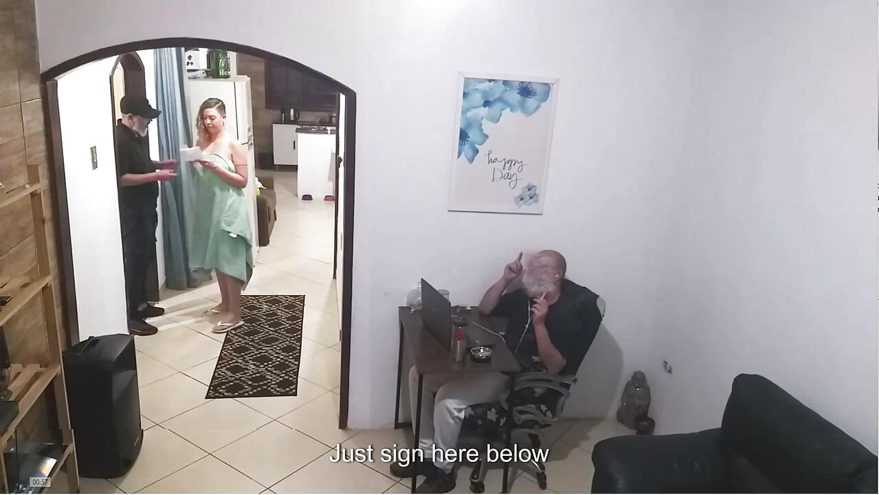 Dok muž radi, žena u ručniku dočekuje dostavljača