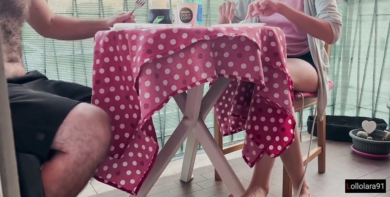 Cuplu italian muie sub masă după ce a mâncat o ejaculare înăuntru profundă cu vedere la persoana 1