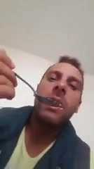 Sırp adam dondurma yiyor
