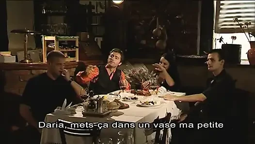Berühmtes serbisches verbrechen kingpin knallte charmante Blumenverkäufer victoria Slim in der Restoraunt während des Abendessens Engagement