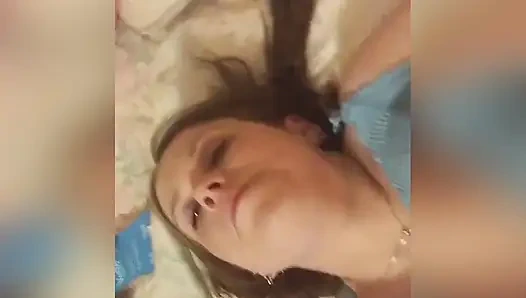 Azgın evli kadın kocasının en iyi arkadaşı tarafından sikiliyor