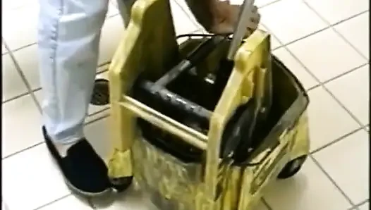 Ngentot tante seksi di toilet umum