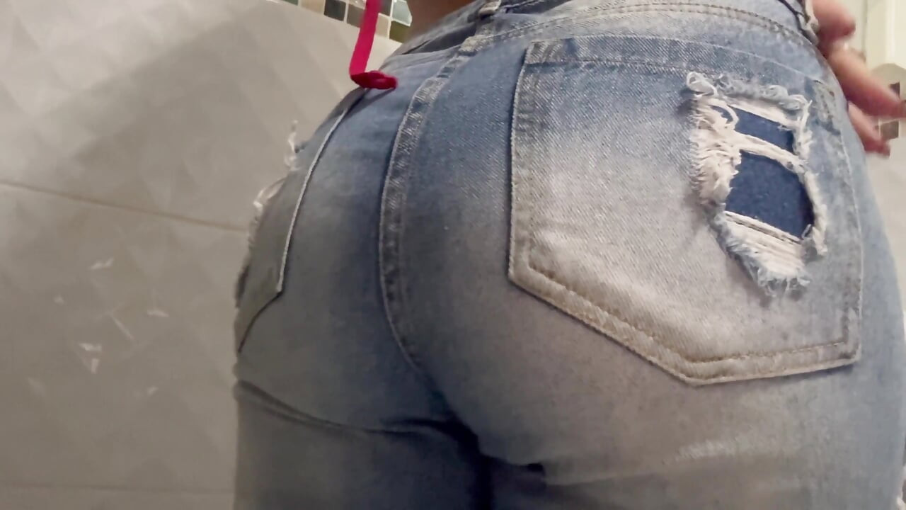 4K pinkeln, getränkte jeans