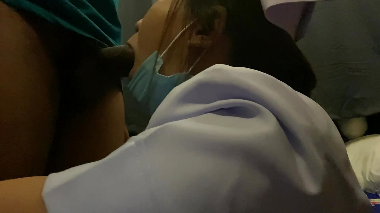 Făceam sex acasă cu un prieten în camera alăturată, deci nu puteam face niciun zgomot.