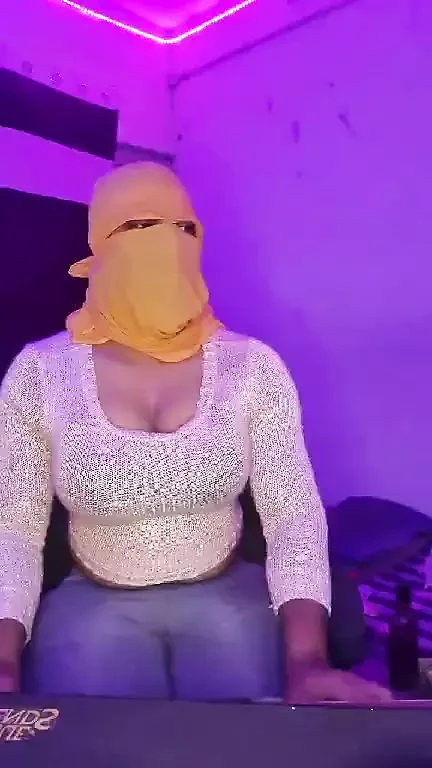 Crossdresser με μεγάλα βυζιά που τσακίζει μεγάλα βυζιά