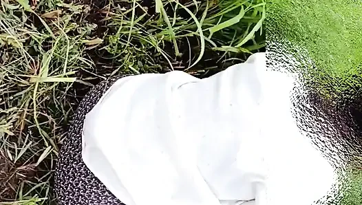 Üvey kız kardeşini tarlada aldatan ve onu kulübe yapan eve götürüyor