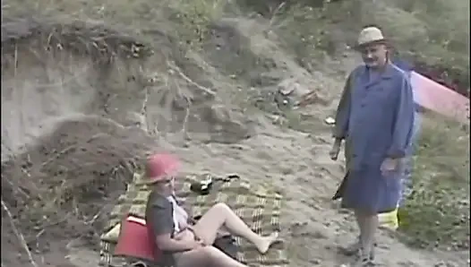 Älteres paar behaarte muschi ficken in dogging-position