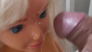 Barbie éjacule sur le visage