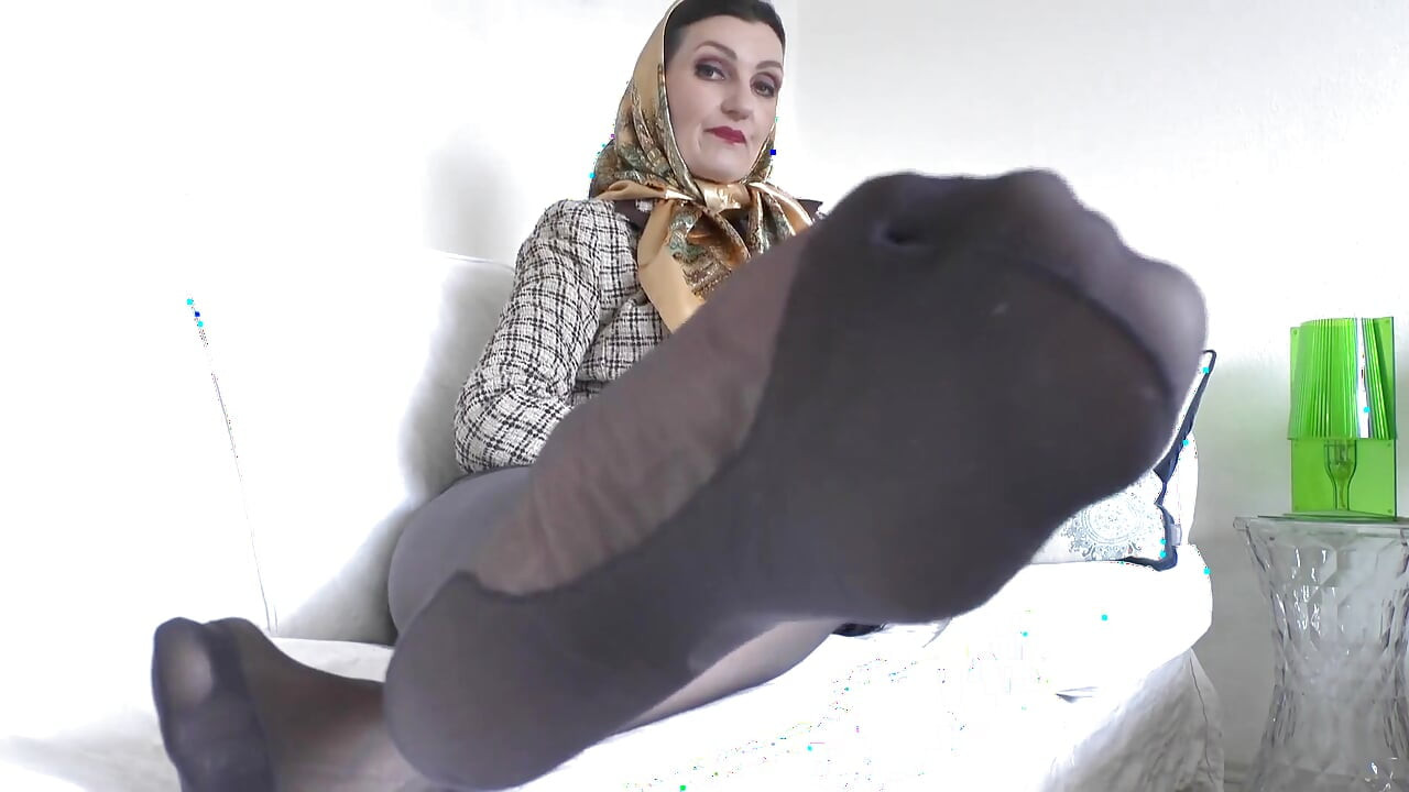 Strict Foot Sniffing with the Headscarf Stepaunt, Lady Victoria Valente