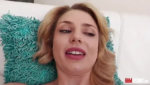 Blonde beverly hillson trainiert ihre muschi mit einem großen harten schwanz