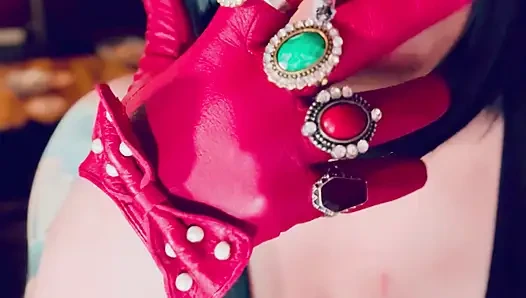 Rote Lederhandschuhe &ringe! Rauchende törtchen Tina Snua raucht eine Zigarette und zeigt ihre Handschuhe - Raucherin
