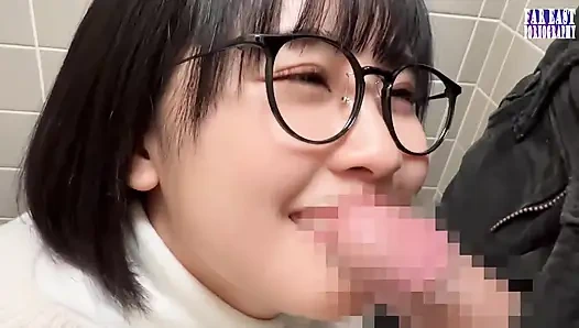 Tatlı gözlüklü tatlılar tembel bir günde sonsuz gulp mutluluk içinde sıcak damlaların tadını çıkarıyor -bölüm.1