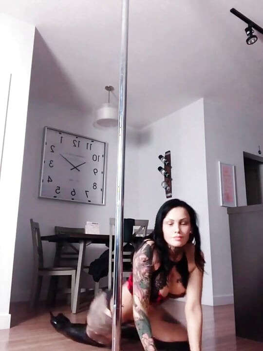 Une bombasse tatouée danse