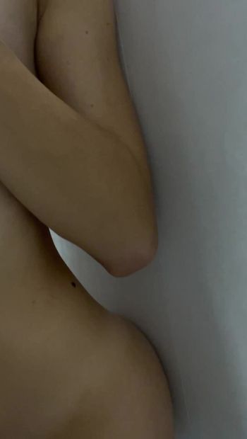 सेक्सी लड़की बाथरूम में नग्न शरीर को छेड़ रही है
