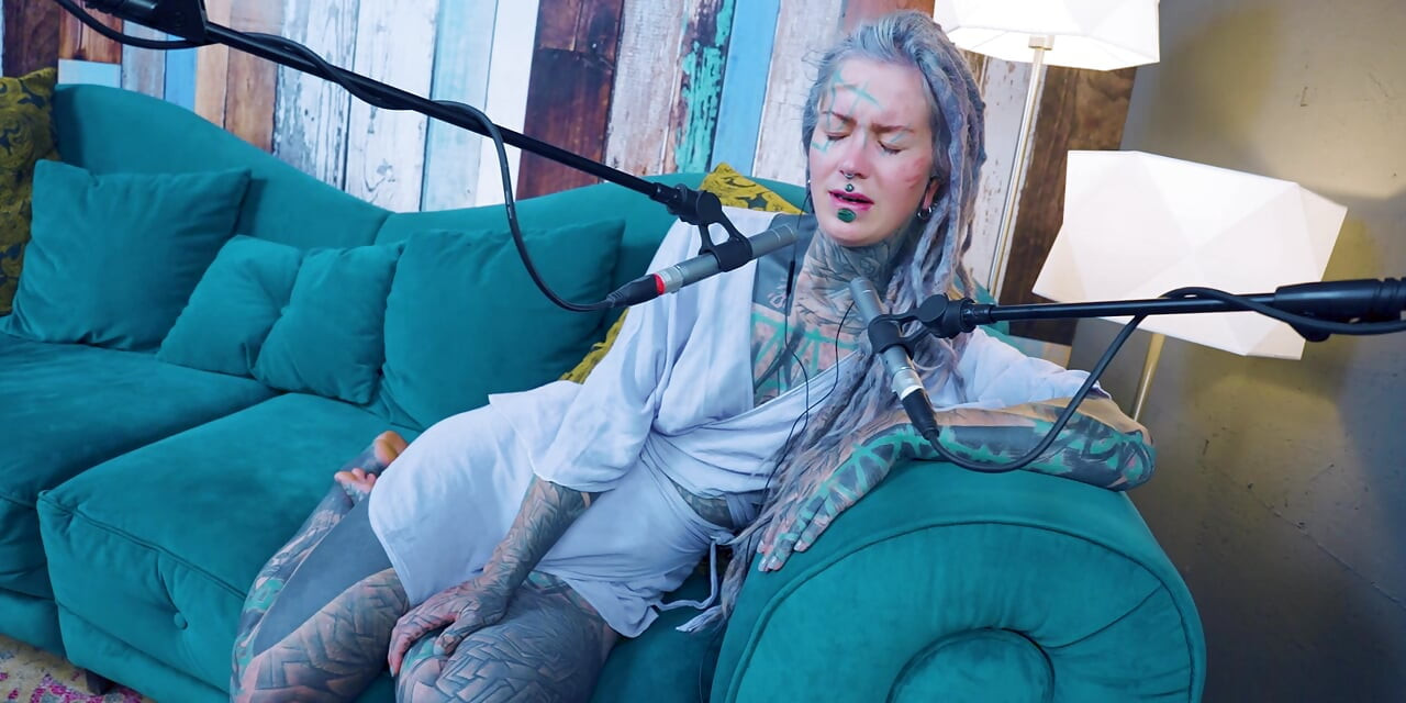 Eu falo sobre Z - zelo - asmr podcast SFW falando gótica magrinha menina dreadlocks tatuagem modelo tatuada menina