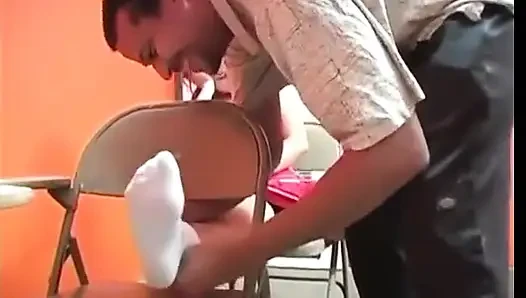 Ballbusting 33 - gadis Asia berseragam perguruan tinggi menyiksa gurunya yang nakal dengan ballbusting