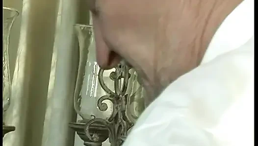 Yaşlı şehvetli, büyük göğüslü bir başvuru sahibiyle yaptığı iş görüşmesinde sadece cinsel ilişkiyi aklında tutuyor