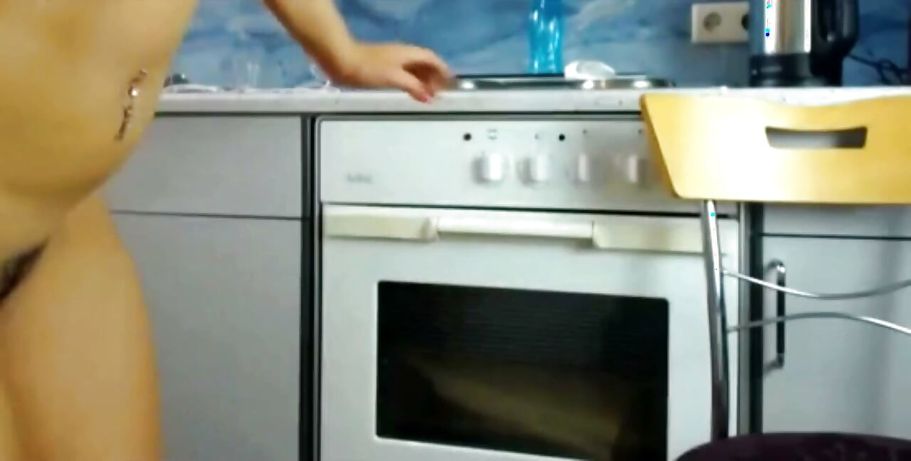 Delicii picante în bucătărie, joc cu jucărie cu cur mare dezlănțuit!