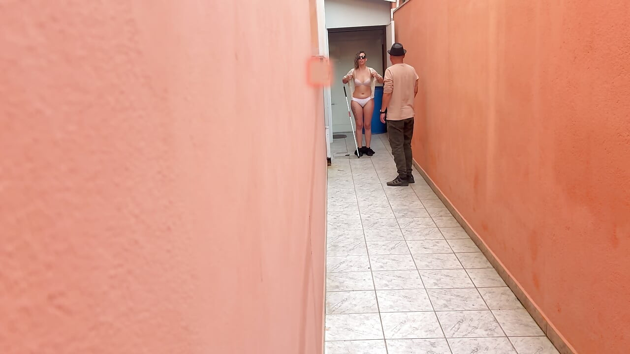 Joacă cu tag-ul înghețului cu fata oarbă pe alee.
