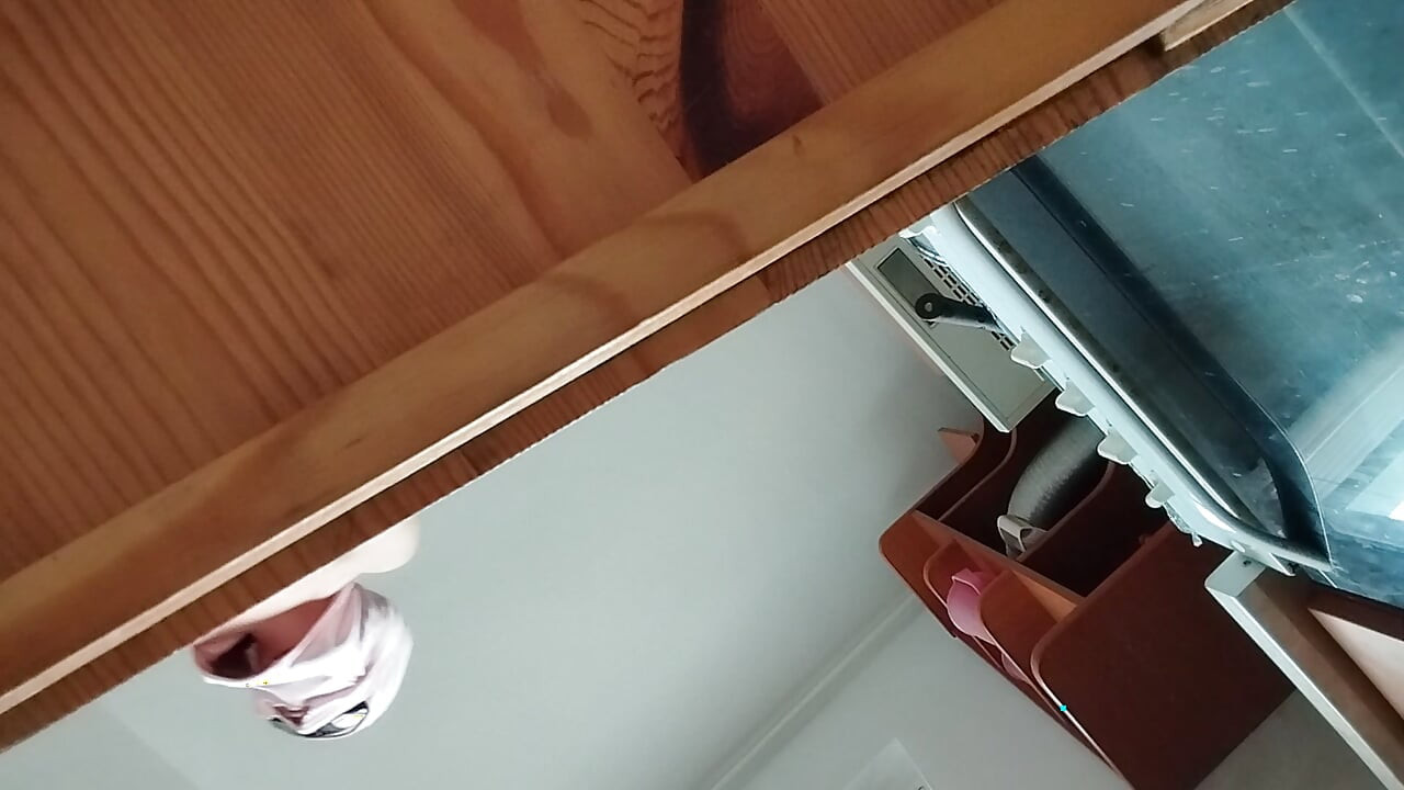 Sexig mamma förbereder frukost, hårig fitta, stora tuttar. Sexig fru städar huset, hårig fitta, stor röv.