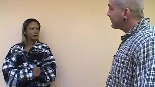 Şehvetli ince vücutlu zenci kadın azgın adamı nasıl baştan çıkarmasını biliyor