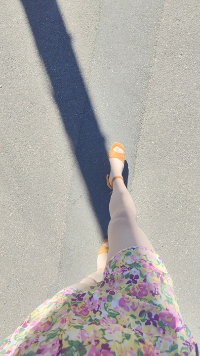 Crossdresser kävelee kadulla