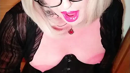 Büyük meme uçlu tgirl her yere boşalıyor
