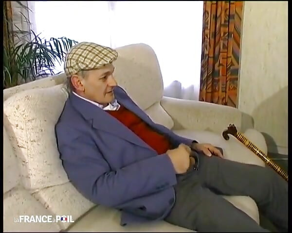Een goed verzorgde blackette biedt haar poesje aan aan een perverse oude man!