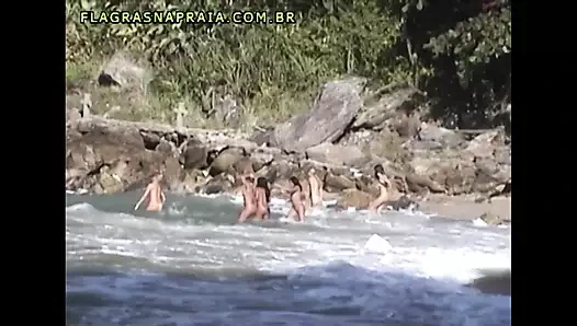 Frauen spielen nackt an den stränden von Rio de Janeiro