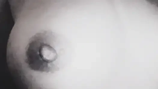 Bir kız büyük göğüslerini sertçe okşuyor