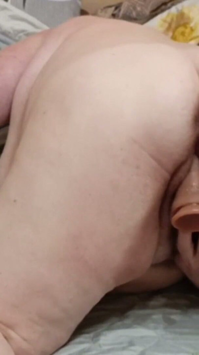 Üvey anne amında yeni bir dildo vibratörü denedi | Klip 1